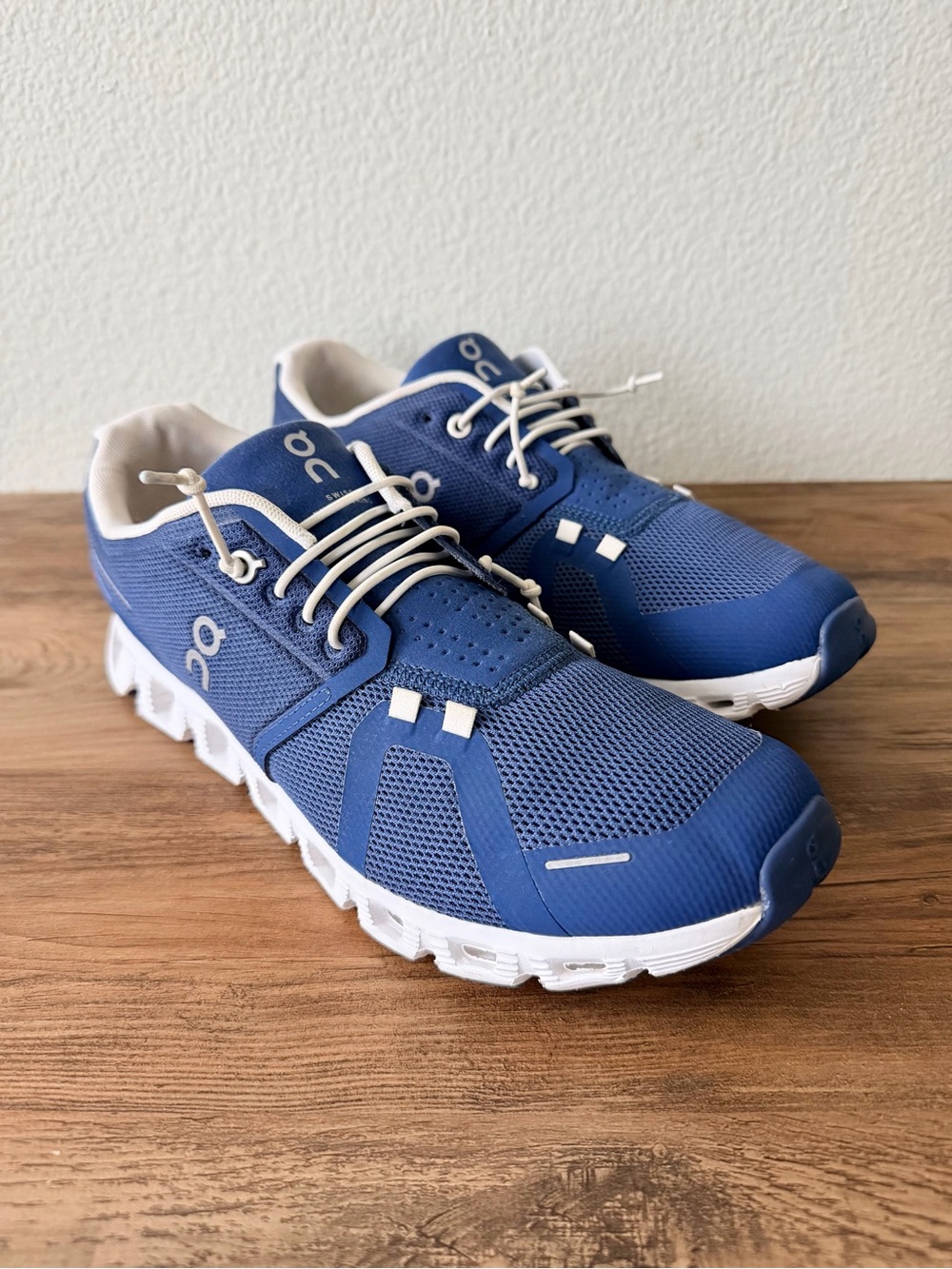 On Cloud 5 Women’s Running Shoes in Denim Blue White (Size: 10) Excellent/Great